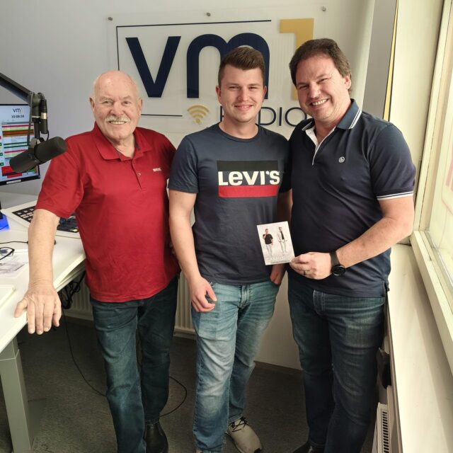 Sonntag ist Frühschoppen-Zeit! 🎶 Ab 11 Uhr begleitet uns Ingo Rotter wieder durch den Vormittag. ➡ Heute empfängt er SUMMERWIND im VM1 Studio! Seid dabei! 🙂