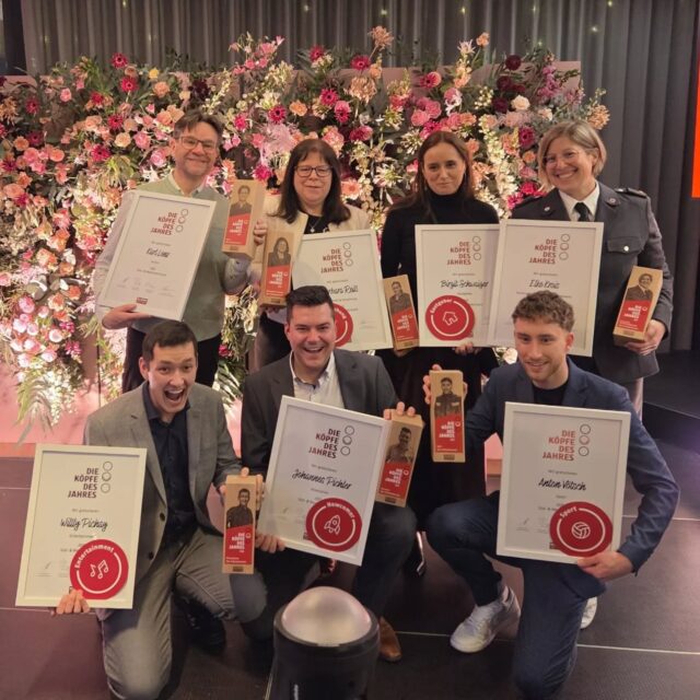 Findet ihr ihn, unseren "Kopf des Jahres 2025"? 😃 Karli Lenz war in der Kategorie Kultur für die Region Süd- und Weststeiermark nominiert und hat beim gestrigen Kleine Zeitung Gala-Abend stolz seinen Gewinner-Preis entgegen genommen! 👏🏻 Das ganze Team von Radio VM1 gratuliert ganz herzlich zu dieser Auszeichnung! 🏆

@karli.lenz @kleinezeitung