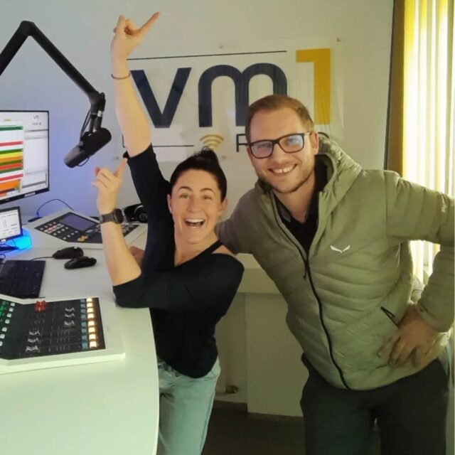 "I lieb mei Hoamatland" - so heißt die neue Single von ZPUR. 🎶 Andi ist jetzt bei uns im VM1 Studio zu Gast und erzählt uns mehr über diese musikalische Liebeserklärung! ➡️ Jetzt dranbleiben!

@zpur_diezillertalermusikanten