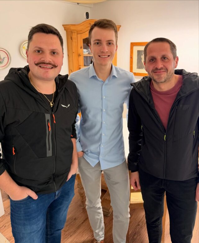 🪗 Heute im VM1 Studio zu Gast sind die jungen Mayrhofner mit ihrem neuen Album „Das Beste und noch mehr“. Inspiriert von ihrem Vater Erwin Aschenwald, dem Zillertaler Original, haben die drei Jungs ein Album mit neuen Melodien und bekannten Hits zusammengestellt. Mehr dazu gibt es jetzt im VM1 Nachmittag bei Philipp Bammer. 👏🏻