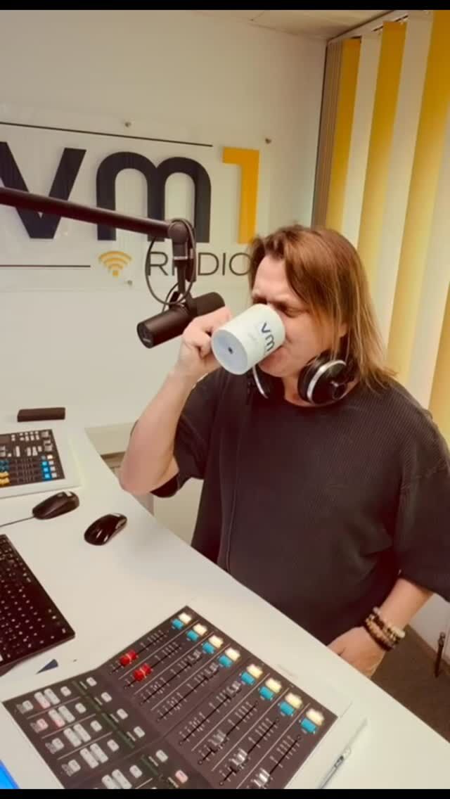 Wolfgang Gmoser begleitet uns heute wieder mit guter Laune durch den VM1 Nachmittag! Seid ihr mit dabei? 👏🏻

@wolfgang.c.gmoser