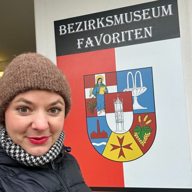 Eva Schöler wirft mit den Heimatgrüßen heute wieder einen Blick in die Vergangenheit unserer Bundeshauptstadt! Im Bezirksmuseum Favoriten erfahren wir einiges über die Geschichte des Bezirks, über Besonderheiten und Entwicklungen bis in die heutige Zeit! 👍