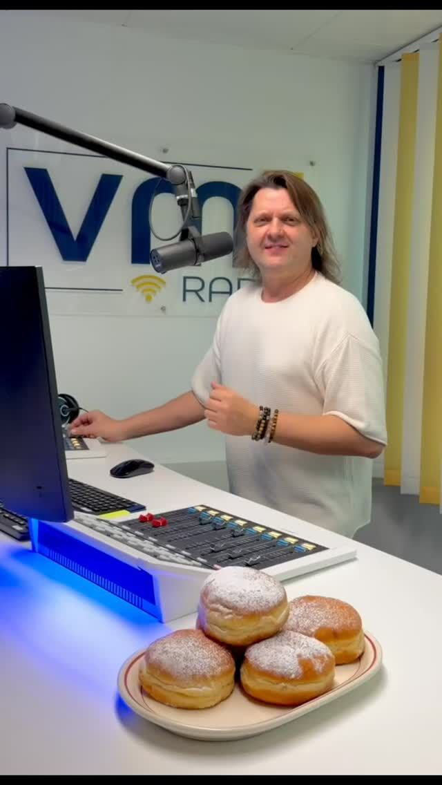 Ab 10 Uhr gibt's heute das VM1-Faschingsprogramm mit Wolfgang Gmoser! 🥳 Hört euch an, wie wir in Österreich den Fasching feiern, erzählt uns eure Pläne am heutigen Faschingsdienstag und wünscht euch eure Lieblings-Hits unter 013 666 77777 🎶👏🏻

@wolfgang.c.gmoser