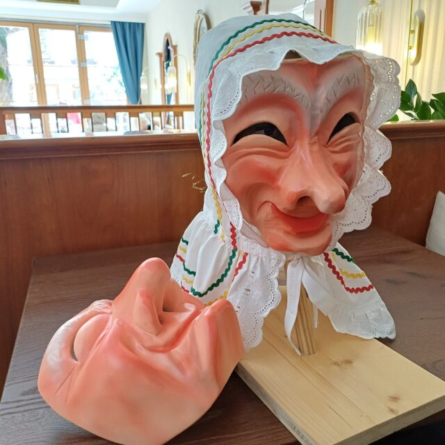 Wir sind am Faschingshöhepunkt angekommen! 🎉 Am  Rosenmontag und am Faschingdienstag werden viele alte Bräuche hochgehalten. Im Ausseerland wird der Fasching als fünfte Jahreszeit bezeichnet und unser Karli Lenz besucht für die VM1 Heimatgrüße heute die "Ausseer Trommelweiber“ - wir sind gespannt! 👏