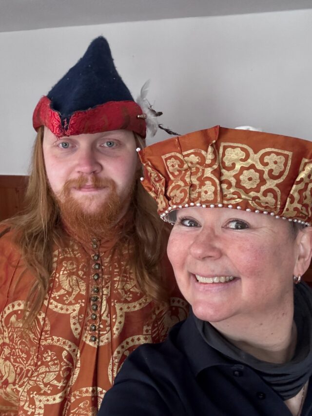 Lilly Staudigl reist heute für uns zurück in's Mittelalter! 😀 Mit den VM1 Heimatgrüßen besucht sie den Mittelalterverein Baronis Cohortis. Vom Leben im 14. Jahrhundert über die mittelalterliche Küche bis hin zu den Handwerkskünsten erfahren wir ab 11 Uhr viel Spannendes aus vergangenen Tagen! 👏