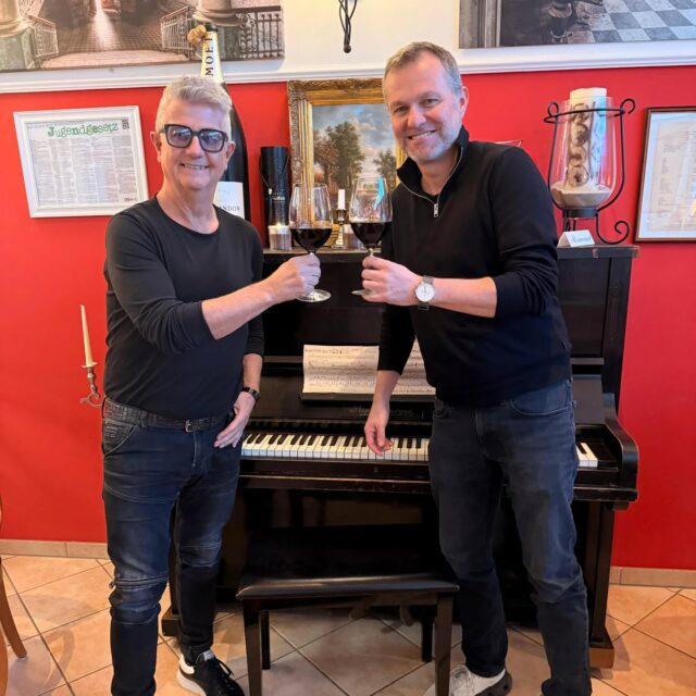 ➡️ Um 20 Uhr geht's wieder los - "Sepp, Let's Go" heute mit einem besonderen Gast von "Die Innsbrucker Böhmische": Harald Kobler! 👋🏻 Eure Musikwünsche gibt's wie gewohnt per WhatsApp Sprachnachricht oder telefonisch unter 013 666 77777 🎶

@sepp_mattlschweiger @innsbruckerboehmische