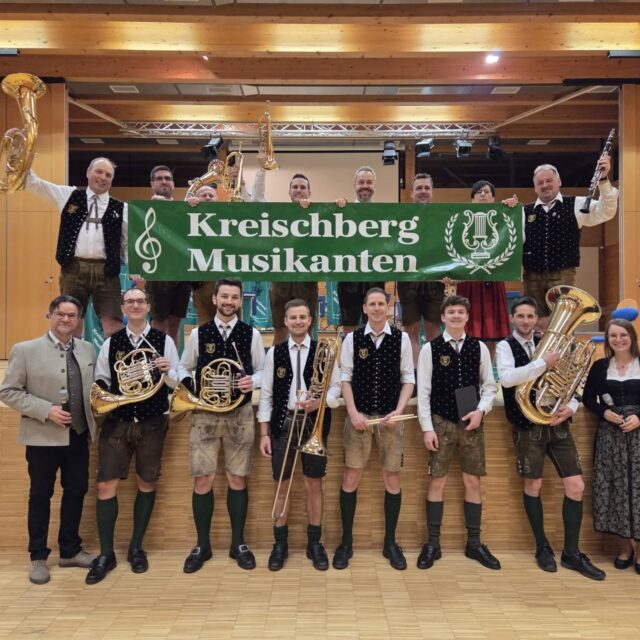 "35 Jahre Kreischberg Musikanten" - das und mehr gibt's heute ab 18 Uhr bei Karli Lenz zu hören! 🎼🎤👍😊 

@kreischbergmusikanten @karli.lenz