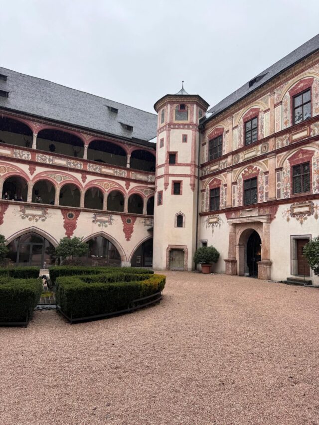 Ein echtes Juwel Tirols steht heute im Mittelpunkt unserer Sendung Heimatgrüße: Schloss Tratzberg – eines der schönsten Renaissance-Schlösser Österreichs, hoch über dem Inntal gelegen und voller faszinierender Geschichte.

Zu Gast bei uns ist Lilly Staudigl, die uns spannende Einblicke in das traditionsreiche Schloss gibt – von seiner bewegten Vergangenheit bis zu den besonderen Erlebnissen, die Besucher dort heute erwarten.

Freut euch auf eine Reise in eine andere Zeit, auf beeindruckende Geschichten und auf ein Stück Tiroler Kulturerbe.

📻 Heute in den Heimatgrüßen auf Radio VM1 – unbedingt reinhören!