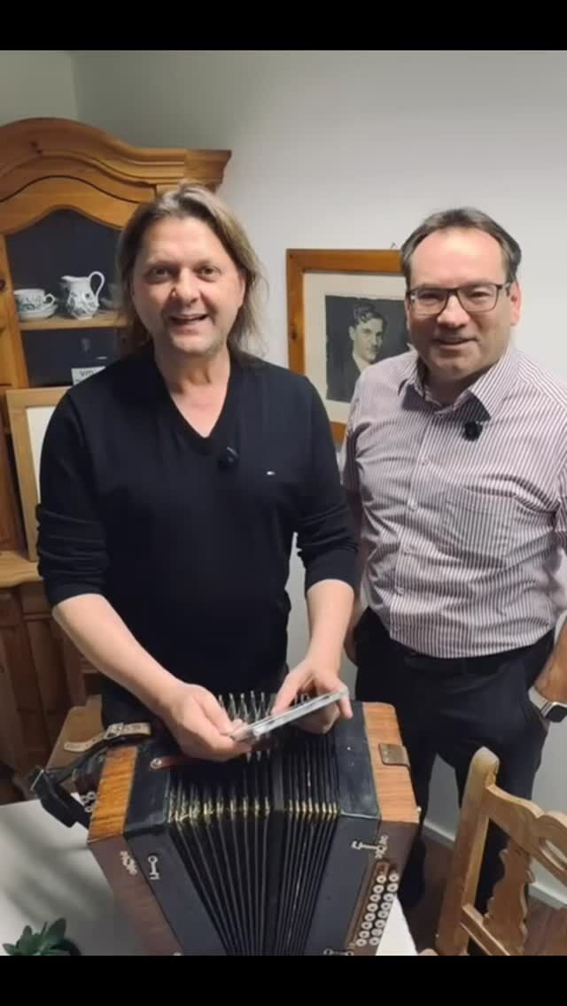 Und weiter geht's im VM1 Nachmittag: Anton von "Die Nockspitzler" ist im Studio zu Gast. ➡️ Seit 1985 begeistern sie ihre Fans mit echter Inntalermusik und einmal im Jahr spielen sie sogar im Münchner Hofbräuhaus! 👏🏻 Heute hat Anton das erste Album für uns mit dabei! Bleibt dran! 🎤🎶

@die_nockspitzler