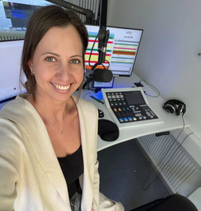 Unsere liebe Nadja macht sich schon bereit für eure Musikwünsche! 🎤 Ab 15 Uhr ist sie ON AIR - wer von euch ist heute mit seinen Lieblings Hits mit dabei? 🎶👏🏻