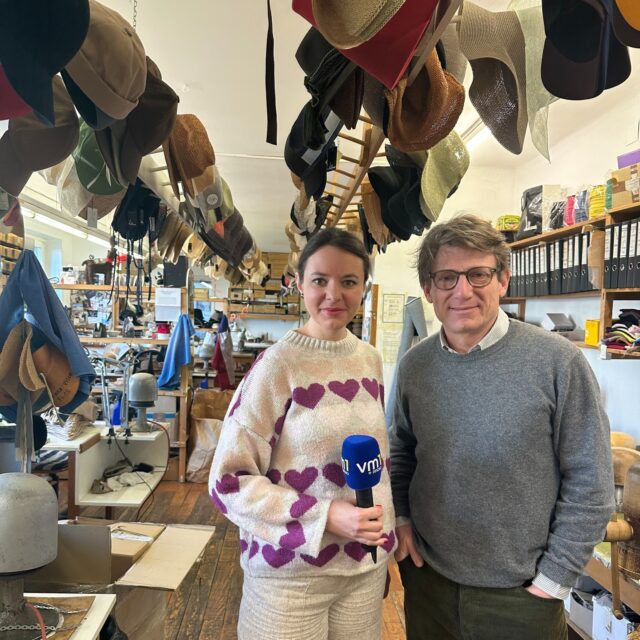 Seit mehr als 100 Jahren dreht sich bei der Hutmanufaktur Mühlbauer alles um die verschiedensten Arten der Kopfbedeckung - von klassisch bis modern. ➡ Klaus Mühlbauer ist Hutmacher in vierter Generation und ab 11 Uhr spricht er mit unserer lieben Eva Schöler in den VM1 Heimatgrüßen über dieses besondere Handwerk! 👏

@muehlbauer_hatmakers