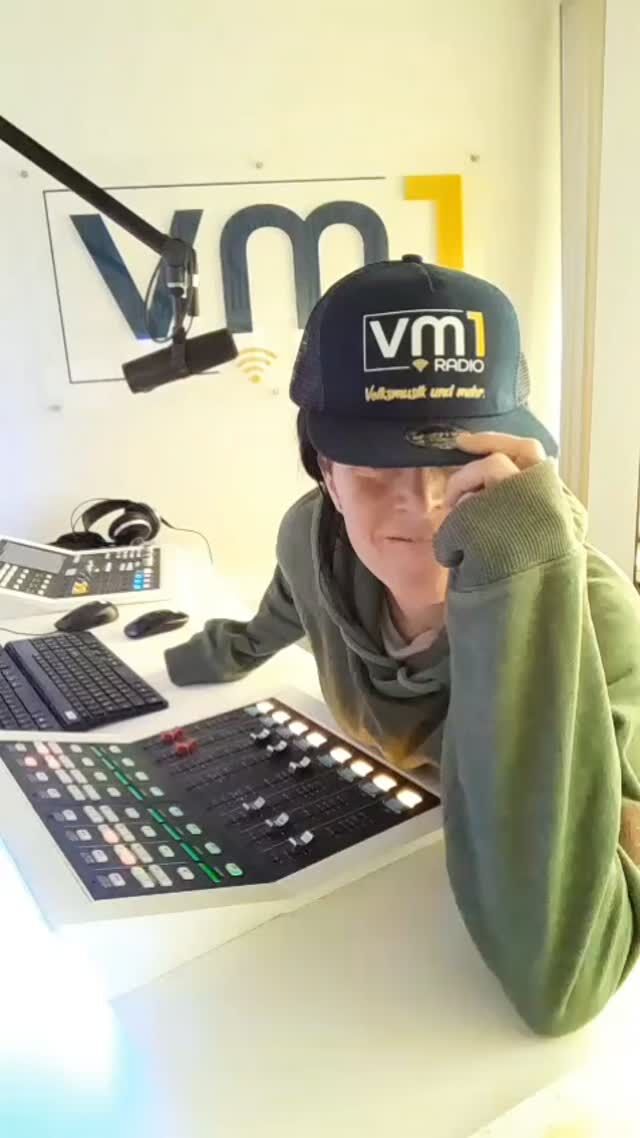 Hager mit Hut is immer gut 🤠😜 Und eure Musikwünsche sowieso! ➡️ 013 666 77777 - unsere Kathi Hager freut sich auf eure Lieblingslieder im VM1-Nachmittag. 💛💙

@diehagerin