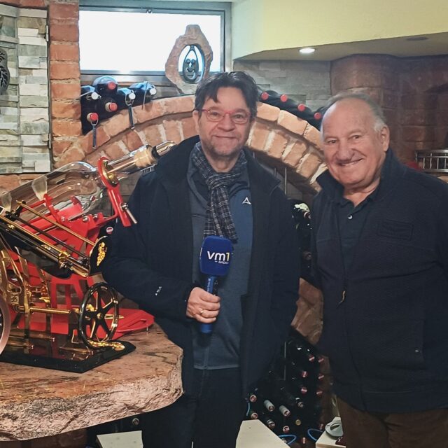 Die heutigen Heimatgrüßen werden besonders kreativ! 👏 Karli Lenz ist bei Ferdinand Dingsleder in der Südsteiermark zu Gast, der 1972 ein Formel-I-Auto nachgebaut hat, selbst Motocrossfahrer war und dann begonnen hat, erste Erfindungen für die Weinbauern umzusetzen. Wir sind gespannt, was es da alles zu erfahren gibt. ➡ Um 11 Uhr geht's los.