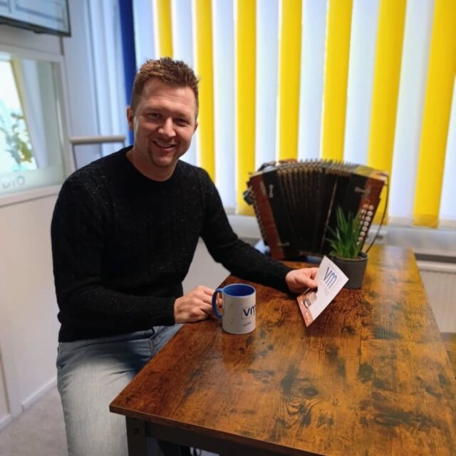 Jetzt heißt es "Sie machen Musik" auf Radio VM1. 🎶 David Traumüller begleitet euch bis 11 Uhr mit euren Musikwünschen durch den Vormittag! ➡️ 013 666 77777 👏🏻