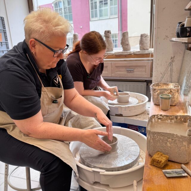 Künstlerische Heimatgrüße gibt es heute aus Saalfelden! ➡ Lilly Staudigl besucht die Keramik Werkstatt Michael Weissensteiner - dort wird von Tellern und Tassen über Weinkühler und Brotdosen alles von Hand auf der Töpferscheibe hergestellt. Um 11 Uhr geht's los, wir sind gespannt! 👏