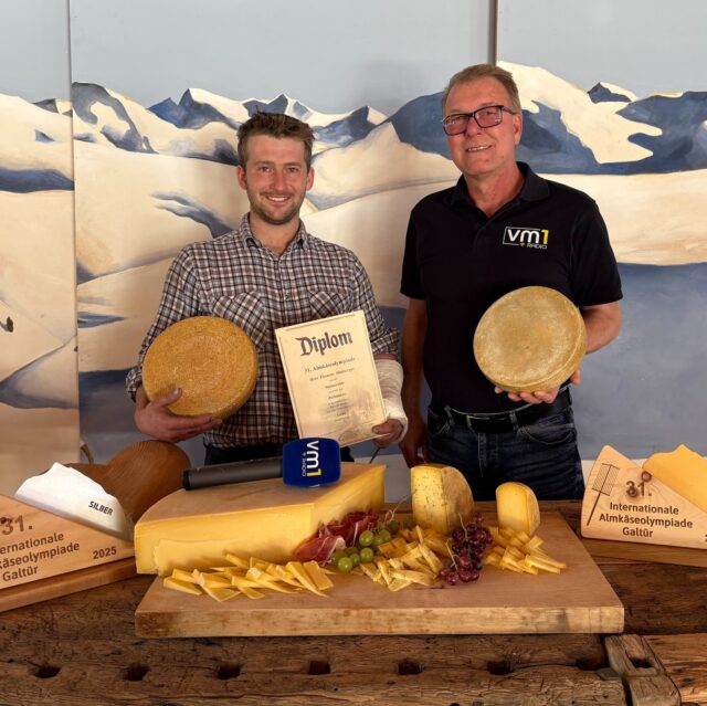Berni Egger ist heute für uns in Sachen Käse unterwegs! 🧀 Der Almkäser Thomas Almberger gibt uns ab 11 Uhr einen Einblick, wie das alte Handwerk des Käsers auf der Alm - in diesem Fall auf der Steineralm oberhalb von Obernberg am Brenner - aussieht. 👍