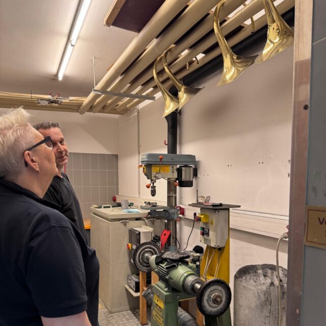 "Wer Instrumente baut und repariert, muss sie in all ihren Facetten kennen." - Martin Frauenschuh tut dies! 👏 In der Instrumentenschmiede in Saalfelden baut er Holz- und Blechblasinstrumente oder repariert sie bei Schäden. ➡ Lilly Staudigl besucht ihn heute für uns und erzählt uns ab 11 Uhr mehr über dieses Handwerk. 🎷🎺