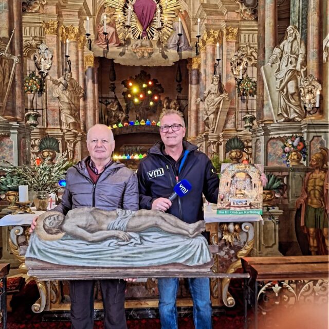 Viele Bräuche und Traditionen gibt es rund um Ostern. Eine sehr aufwendige aber umso beeindruckendere Tradition hat sich unser Berni Egger angesehen. Am heutigen Karfreitag besucht er mit uns das Ostergrab in der Tiroler Gemeinde Patsch. Um 11 Uhr geht's los mit den VM1 Heimatgrüßen!