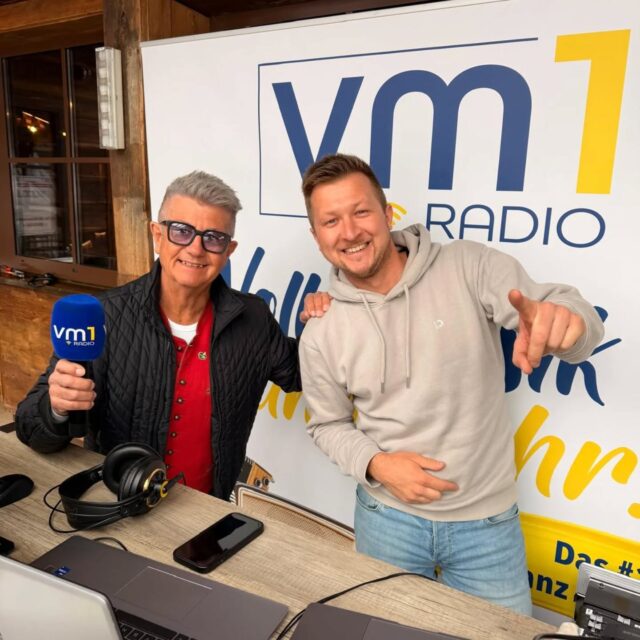 Jetzt senden wir von Radio VM1 für euch 🎤 LIVE von der Musikanten Ski WM aus der Hohenhaus Tenne in Schladming! ➡️ Sepp Mattlschweiger und David Traumüller sorgen für beste Unterhaltung! 👏🏻

@hotenne_schladming @david_traumueller @sepp_mattlschweiger @puntigamermusikantenskiwm