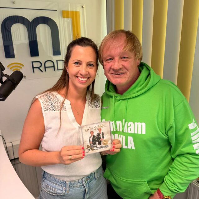 Jetzt für euch ON AIR im VM1 Nachmittag: Mario von Mario und Christoph! 👏🏻 Mit im Gepäck hat er natürlich das brandneue Album „zum 7ten Himmel“. ➡️ Darin zeigen Mario und Christoph einmal mehr, wofür sie stehen: ehrliche Texte, gefühlvolle Melodien und Songs, die direkt ins Herz gehen.

Bei Nadja Heiseler erzählt Mario von der Entstehung des Albums, besonderen Momenten im Studio und natürlich auch davon, was die beiden persönlich „in den 7ten Himmel“ bringt. Bleibt dran! 🎤

@marioundchristoph_music