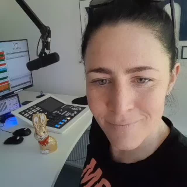 Was macht eigentlich der Osterhase im VM1 Studio? 🤔 Ganz klar: Süße Unterstützung für unsere liebe Kathi Hager! ➡️ Im VM1 Nachmittag erfüllt sie jetzt eure Musikwünsche unter 📞 013 666 77777 👏🏻

@diehagerin