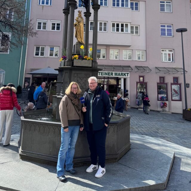 Lilly Staudigl ist heute zu Fuß unterwegs und zwar gemeinsam mit Tour Guide Elisabeth Bellinger. ➡ Gemeinsam führen sie uns heute in den VM1 Heimatgrüßen durch die wunderschöne Altstadt von Kufstein. Um 11 Uhr erfahren wir mehr über die Perle Tirols. 👏