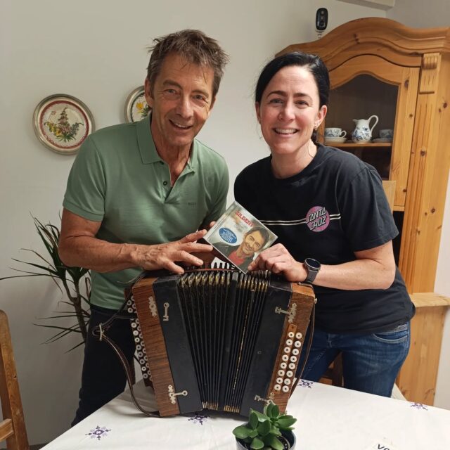 "Ich nenn es einfach Glück" - so heißt das neue Album von GILBERT. 🎶 Heute ist es raus gekommen und jetzt ist er bei uns im VM1 Nachmittag zu Gast. ➡️ Kathi Hager spricht mit Gilbert über sein neues Kapitel voller Leidenschaft, Dankbarkeit und Liebe. Seid dabei! 👏🏻

@gilbert_singer_songwriter