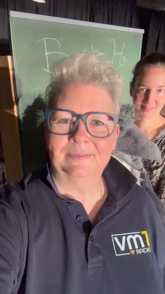 Madleine Weiler ist die neue Theaterprinzipalin in Telfs in Tirol! ➡ Ab 11 Uhr spricht Lilly Staudigl mit der Schauspielerin, Regiesseurin und Autorin über die Geschichte des Theaters, die besonderen Aufgaben und die aktuellen Produktionen. 🎭 Seid dabei!