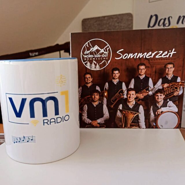 Karli Lenz macht sich schon bereit für seine heutige Sonntagssendung! 🎤 Mit dabei ist auch wieder eine CD-Vorstellung: Die "Nord-Süd-Ost Böhmische" mit "Sommerzeit" 💿 Um 18 Uhr geht's los hier bei uns auf Radio VM1. 👏🏻

@nso.boehmische @karli.lenz