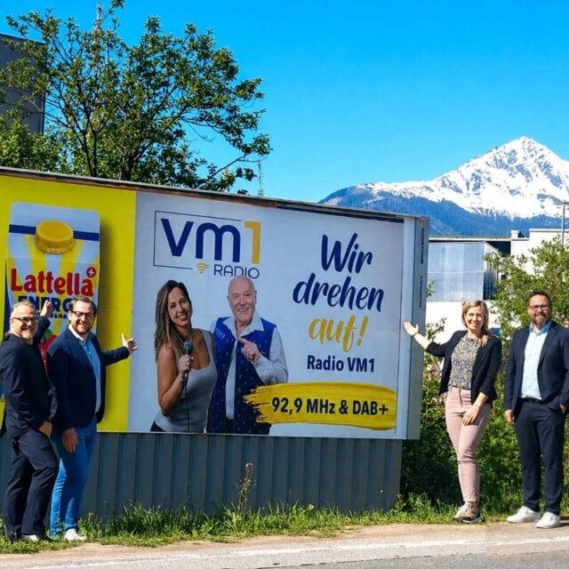 🎶 VM1-GEWINNSPIEL 🎶

Zeig uns deine Liebe zur Volksmusik und gewinne 3x2 Eintrittskarten für Marc Pircher! 🍀

So kannst du teilnehmen:

➡️ Mach ein Selfie vor einer unserer Plakatwände oder Digital Citylights mit der aktuellen VM1-Kampagne 📸 (Kleiner Tipp: Landeck - Bahnhofstraße, Völs - Cyta, Innsbruck - Autobahnabfahrt West, Salurnerstraße, Maximilianstraße, Marktplatz, Hall - Gasthof Badl, Wattens - Innsbruckerstraße Richtung Schwaz)
➡️ Poste das Bild auf Instagram, verlinke @vm1radio und @epamedia_official und folge beiden Accounts
➡️ Kommentiere unter diesem Beitrag, warum Radio VM1 dein Lieblingssender ist ❤️

📅 Teilnahmezeitraum: 27.04.2026 – 03.05.2026

🎁 Zu gewinnen gibt es: 3x2 Freikarten für Marc Pircher & Luis aus Südtirol, am 6. Juni 2026 um 14 Uhr in Ried im Zillertal

Die Gewinner werden per Zufallsprinzip ermittelt und per Direktnachricht verständigt.

📌 Teilnahmebedingungen:
Teilnahme ab 18 Jahren. Der Rechtsweg ist ausgeschlossen. Keine Barablöse möglich.

📌 Hinweis: Dieses Gewinnspiel steht in keiner Verbindung zu Instagram und wird in keiner Weise von Instagram gesponsert, unterstützt oder organisiert. Ansprechpartner und Verantwortlicher ist allein der Veranstalter.

Mit der Teilnahme bestätigst du, dass du die Rechte an deinem Foto besitzt und alle abgebildeten Personen mit der Veröffentlichung einverstanden sind.

@epamedia_official @marc_pircher @luis_aus_suedtirol