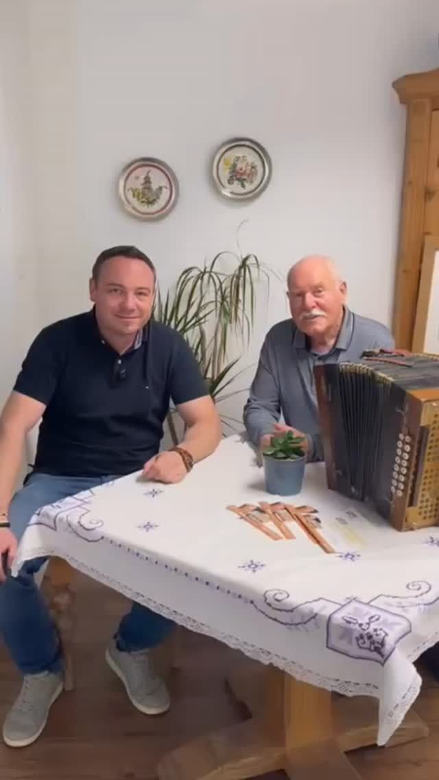 Daniel Grissemann von der Gruppe SONNWEND ist heute bei uns im VM1 Frühschoppen zu Gast. ➡️ Seit 8 Jahren sind sie schon gemeinsam unterwegs, heute ab 11 Uhr hören wir mehr! 🎶🎤

@sonnwend_band @ingorottermoderator