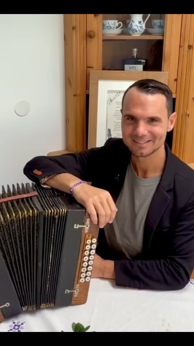 Alles NEU macht der Mai! 👏🏻 Am Samstag startet Daniel Düsenflitz Müller mit seiner eigenen Sendereihe "Wo Musik dahoam is" hier bei uns auf Radio VM1. ➡️ Von 8 bis 10 Uhr begleitet er euch durch den Samstag-Morgen mit hochkarätigen Interviewgästen, die er genau dort besucht, wo sie "dahoam" sind. Wir freuen uns auf tolle Gespräche, tolle Musik und tolle Orte gemeinsam mit euch und Daniel Düsenflitz Müller! 🎤🎶

@danielduesenflitz_official