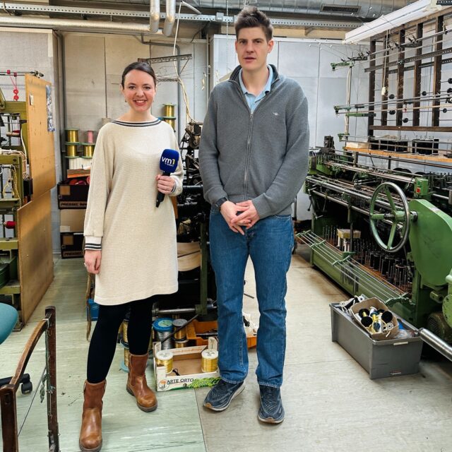 Wiener Handwerkskunst in den VM1 Heimatgrüßen! Eva Schöler ist heute für uns in der Posamenten-Manufaktur M.Maurer zu Gast. Seit über 160 Jahren werden hier Textilien mit handgefertigten Quasten, Borten, Fransen, Kordeln und Uniformeffekten veredelt. @m.maurer_posamenten