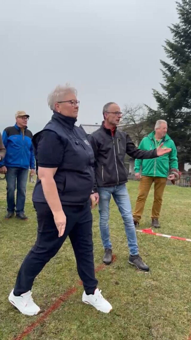 Wer war schon einmal bei einem Plattenwerferverein? ➡ Lilly Staudigl ist heute in Piesendorf zu Gast und probiert für unsere Heimatgrüße das Plattenwerfen aus. Wie weit sie wohl trifft? Um 11 Uhr hören wir mehr! 👏