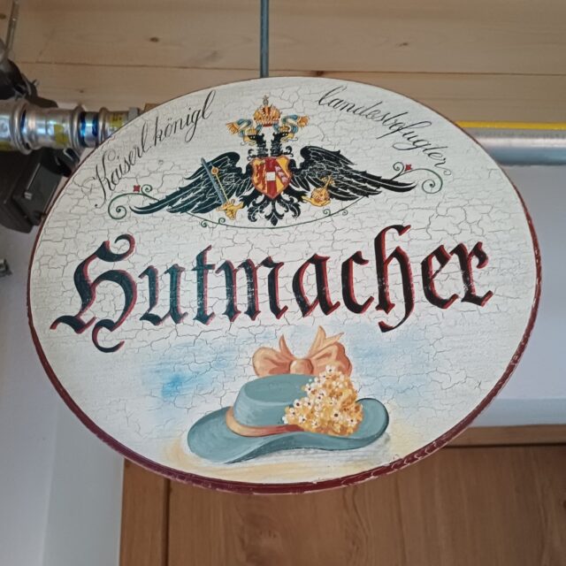 In den heutigen VM1 Heimatgrüßen besucht Karli Lenz eine der letzten Hutfabriken im Land: die Hutmanufaktur Josef Kepka & Söhne in Deutschfeistritz. 🎩👒 Die Geschichte dieses außergewöhnlichen Familienbetriebes reicht zurück bis ins Jahr 1910, als in Graz diese Huterzeugung gegründet wurde. Heute ist Kepka bekannt für Tradition und extravagantes Design! ➡ Ab 11 Uhr hören wir mehr!

@hutmanufaktur_kepka