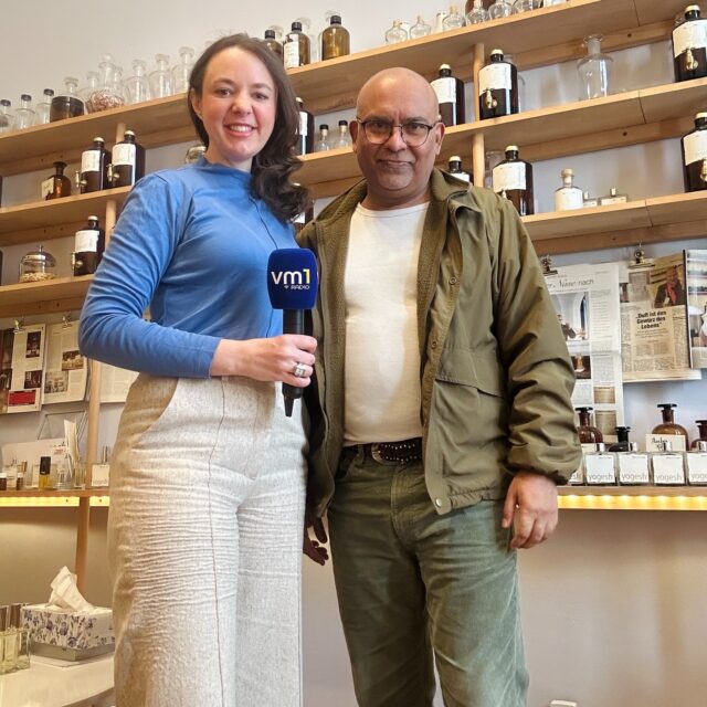 Wer wünscht sich nicht ein an den eigenen Körperduft angepasstes Parfum zu Hause? 😀 Eva Schöler besucht heute Yogesh Kumar, der es sich das Individualisieren von Düften zur Aufgabe gemacht hat. ➡ Wie das geht und was er dafür braucht, erfahren wir heute ab 11 Uhr in den VM1 Heimatgrüßen!

@dasparfum.yogesh