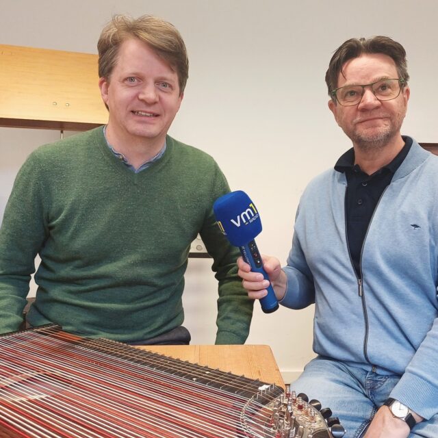 Heute stellt Karli Lenz uns wieder ein ganz besonderes Instrument vor, nämlich die Zither. Die Geschichte dieses Instrumentes geht ganz weit zurück und zum Glück wird die Zither auch heute wieder vermehrt gespielt. ➡ Ab 11 Uhr meldet sich Karli Lenz mit den VM1 Heimatgrüßen aus dem Konservatorium in Graz!