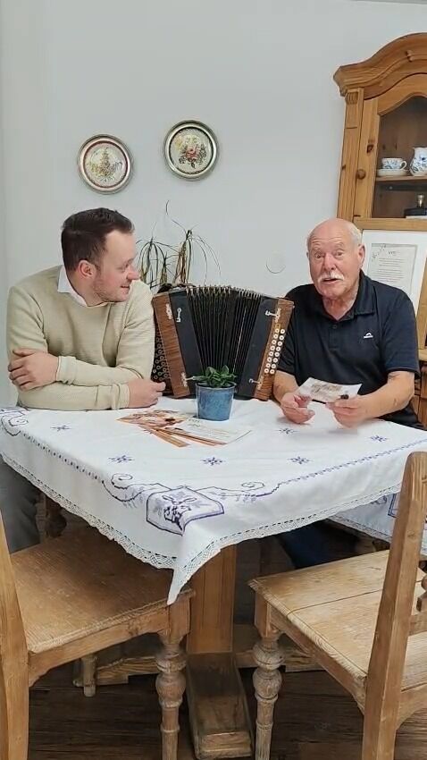 "Nur noch ein Hauch Parfum" - so heißt der neue Hit von Volksbeat. 👏 Dominic Schmalzl ist heute bei Ingo Rotter im VM1 Frühschoppen zu Gast und stellt ihn uns persönlich vor! 🎶 Ab 12 Uhr hier bei uns auf Radio VM1 👍

@volksbeat @ingorottermoderator