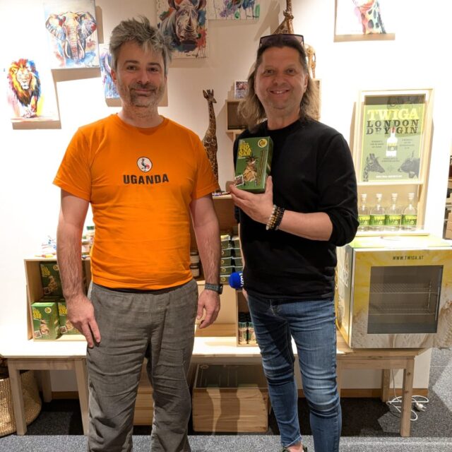 Wer isst gerne Ananas? 🍍 Dann heißt es heute um 11 Uhr EINSCHALTEN bei den VM1 Heimatgrüßen. ➡ Wolfgang Gmoser meldet sich heute nämlich aus dem schönen Klostertal und dort beschäftigt sich ein Mann mit dieser besonderen Frucht! So viel sei verraten: es geht um ein nachhaltiges Projekt, das Bio-Ananas und Solar-Energie vereint. 👏

@twigasunfruits @wolfgang.c.gmoser