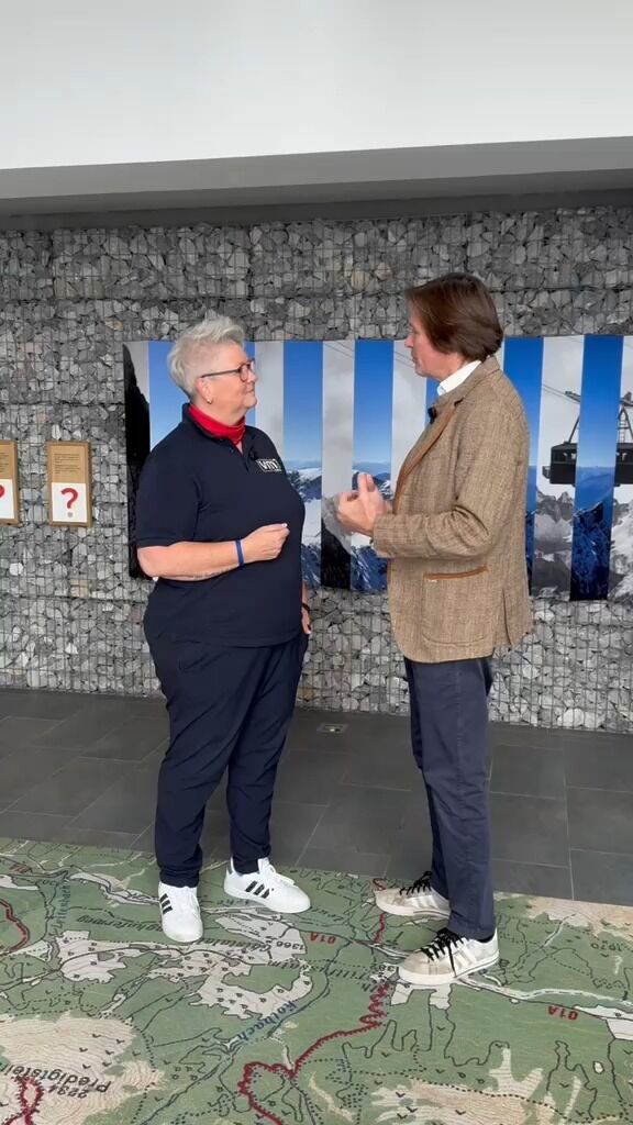 Vor Kurzem wurde das neu gestaltete „Zugspitz Erlebnismuseum“ an der Bergstation der Tiroler Zugspitzbahn in Ehrwald eröffnet. ➡ Lilly Staudigl war für uns mit dabei und berichtet ab 11 Uhr in den VM1 Heimatgrüßen über dieses einzigartige Ausflugsziel und über die Zugspitze, von der man übrigens gleichzeitig nach Österreich und Deutschland blicken kann! Wer war schon mal dort? 😀

@zugspitze.tirol @lillystaudigl