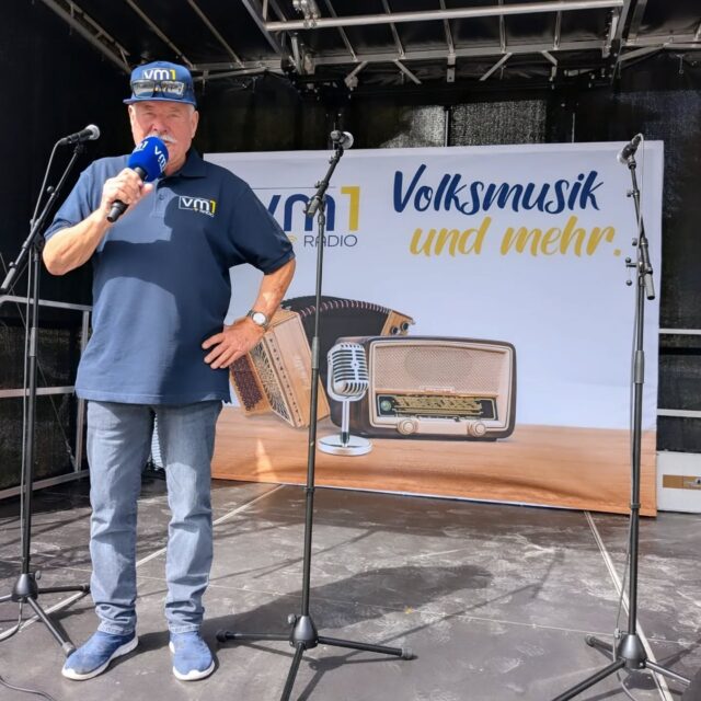 Unser lieber Ingo Rotter ist bereit! 👏🏻 Gleich geht's los hier auf der Mutterer Alm mit dem VM1 Frühschoppen und

➡️ Mario & Christoph 
➡️ Daniela
➡️ Die Schneidig'n!
➡️ Fesch n'Rock 

Seid dabei von 11-14 Uhr 👏🏻 Die Aufzeichnung gibt's kommende Woche am 7.6. auf Radio VM1 zu hören.

@innsbruck_muttereralm @ingorottermoderator @danielas.musik @die.schneidign @feschnrock @marioundchristoph_music