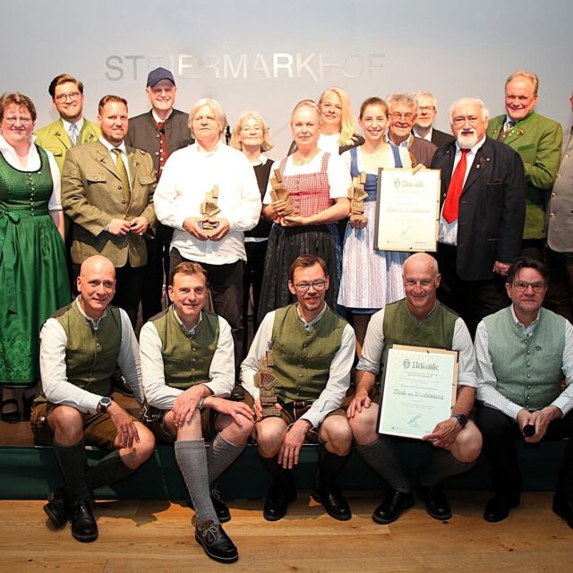 In den heutigen Heimatgrüßen geht es um einen ganz besonderen Preis, der seit 2012 alle zwei Jahre vergeben wird, und zwar um den Steirischen Harmonika-AWARD. Karli Lenz war für uns bei der Verleihung in Graz mit dabei. Ab 11 Uhr hören wir mehr dazu!