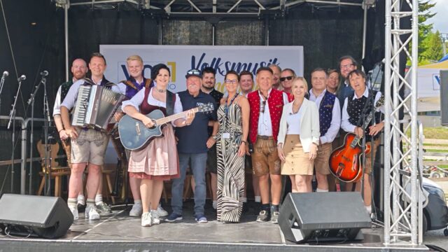 Heute ist es soweit - ab 11 Uhr hören wir die Aufzeichnung des VM1 Frühschoppen von der Mutterer Alm in Tirol mit Fesch n'Rock, Mario & Christoph, Daniela und Die Schneidig'n 👏 Wir sagen nochmal Danke an alle Mitwirkenden, es war ein sensationeller Vormittag mit euch! 

@feschnrock @ingorottermoderator @die.schneidign @danielas.musik @marioundchristoph_music @@innsbruck_muttereralm