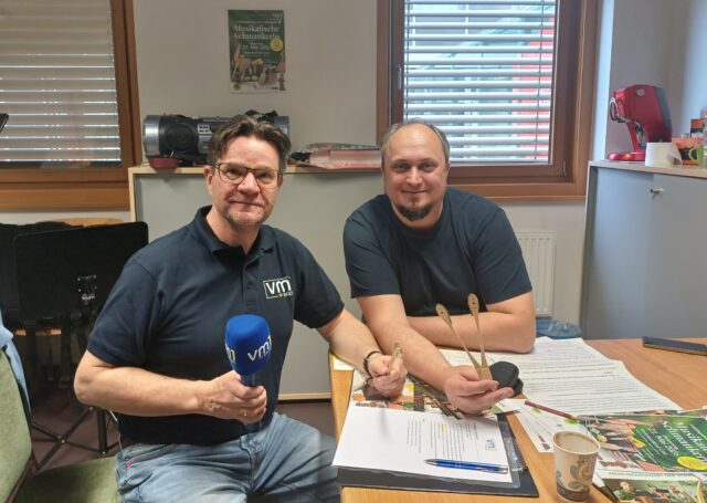 Karli Lenz hat für unsere Heimatgrüße heuer schon einmal einen Hackbrettbauer besucht. ➡ Heute schauen wir uns dieses Instrument aber genauer an, vor allem welche Hackbretter es überhaupt gibt und wie so der Unterricht auf diesem Instrument abgehalten wird. Wir sind gespannt! 🎶