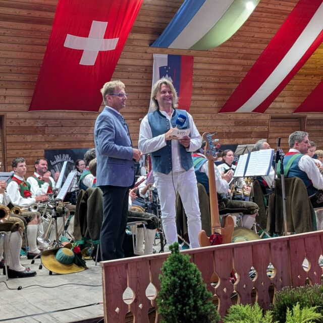 Musikalisch zur Sache ging es am vergangenen Wochenende bei der Harmonika Weltmeisterschaft in St. Vigil! 👏🎶 Philipp Bammer und Wolfgang Gmoser waren für uns mit dabei - heute ab 17 Uhr hören wir mehr darüber im VM1 Nachmittag! Außerdem spricht Wolfgang Gmoser mit der frisch gebackenen Weltmeisterin Danaja  Grebenc und dem Zweitplatzierten Philip Pscheidt. 😀

@bammerphilipp @wolfgang.c.gmoser @hvoe_harmonikaverband @philip.pscheidt