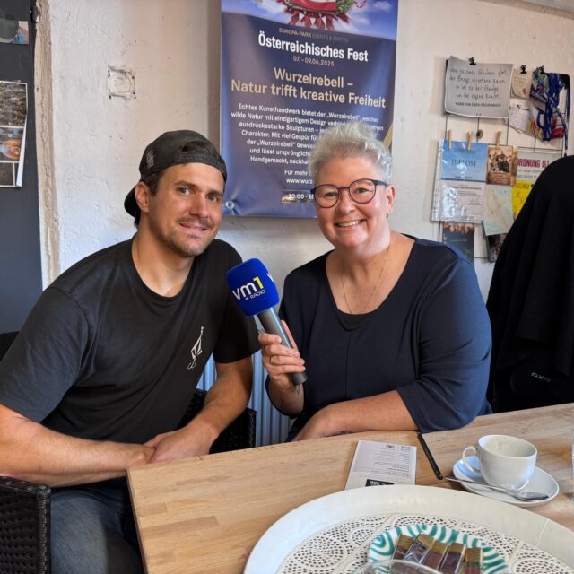 Zu Gast beim "Wurzelrebell" ➡ Lilly Staudigl besucht Dominik Seelos und stellt in den VM1 Heimatgrüßen vor, wie aus echten Wurzeln und mundgeblasenem Kristallglas ganz besondere Kunstwerke entstehen! 👏 Um 11 Uhr geht's los, seid dabei!

@wurzel_rebell @lillystaudigl