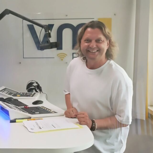 Wolfgang Gmoser begleitet uns durch den VM1 Nachmittag! Unter ➡️ 013 666 77777 erfüllt er eure Musikwünsche! 🎶

@wolfgang.c.gmoser