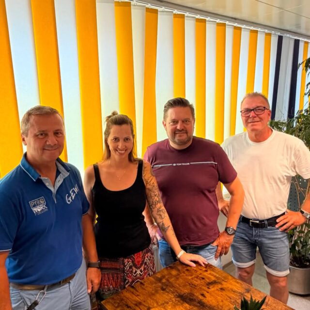 Das VESPA TEAM Amras (Tirol) ist bei uns im VM1 Studio zu Gast! 🛵 Die letzten Tage waren die Mitglieder mit modernen und nostalgischen VESPAs unterwegs und fuhren von Tirol bis nach Rom. Und zwar für den guten Zweck zugunsten der Kinderkrebshilfe Tirol. 👏🏻 Pro Kilometer Fahrtstrecke wurde je 1€ Spende erhoben, die gewünschten Spendengelder für 2000 km wurden bereits vor Abfahrt erzielt - aktuell steht der Betrag bei über € 6.000,--. ➡️ Ab 16 Uhr hören wir mehr!