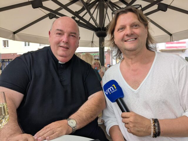 Gemeinsam mit Pfarrer Franz Brei starten wir am Sonntag-Morgen in den Tag. Um kurz nach 8 Uhr teilt er spirituelle Gedanken und ein besonderes Musikstück mit uns! 👍🏼