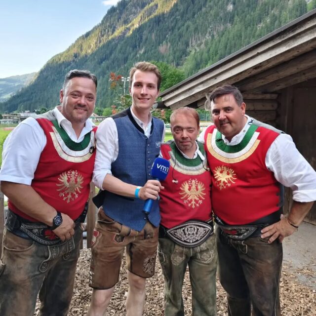 Unser lieber Philipp grüßt vom Ursprung Buam Fest! 👋🏻 Für euch getroffen hat er schon Ligist 3, Alpensound, Die Almprinzen, Dreiecksmusi, Die Ursprung Buam und Die Zellberg Buam! ➡️ Am Mittwoch-Nachmittag gibt's dann den Nachbericht im VM1 Nachmittag, seid dabei! 🎶🎤

@ursprungbuam @dreieck.musi @almprinzen_ @alpensound_ruhpolding @ligist3 @bammerphilipp